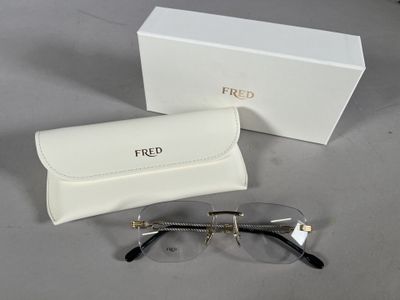 une paire de lunettes dans un étui et une paire de lunettes posée sur une table