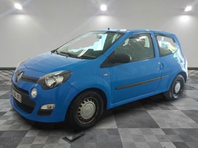 une photo d'une voiture bleue dans un showroom