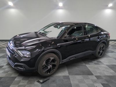 Une Toyota C-HR 2020 dans un showroom au sol à carreaux