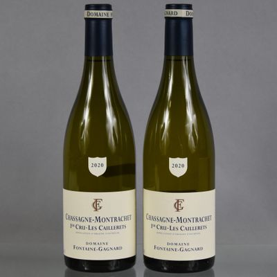 deux bouteilles de vin blanc posées l'une à côté de l'autre sur une table