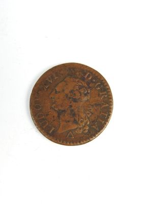 gros plan d'une pièce de monnaie sur une surface blanche