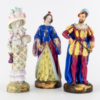 Trois figurines en porcelaine, " Noble et noble dame de la R…