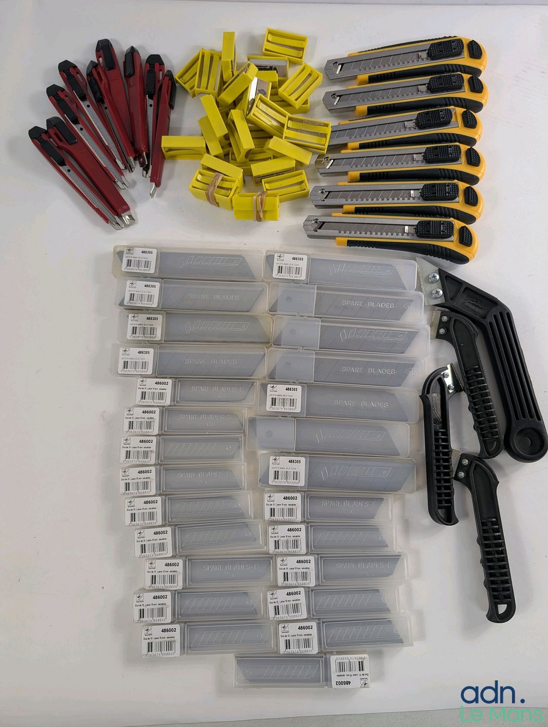 Lot de 260 lames de cutter, 15 cutters, 4 grattoirs à joints…