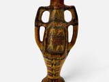 un vase avec un motif sur fond blanc