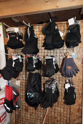 de nombreuses paires de gants suspendues à un porte-gants dans une pièce