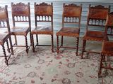 six chaises posées sur un tapis dans une pièce