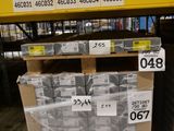 une grande pile de boîtes sur une palette dans un entrepôt