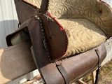 un banc en bois surmonté d'une selle