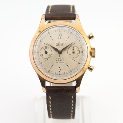 Gros plan sur une montre avec un bracelet en cuir marron