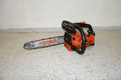 a chainsaw sitting on the floor next to a wall
