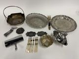 des couverts posés sur une table, comprenant un couteau, une fourchette, une cuillère et un repose-cuillère