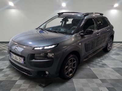 la citrole grise est garée dans le garage sur un sol en damier