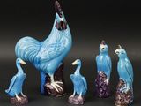 cinq figurines d'oiseaux posées sur une table