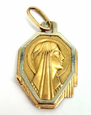 l'image d'une médaille d'or sur laquelle figure le visage d'une femme