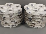 une paire de vases bleus et blancs ornés de fleurs, posés sur une table