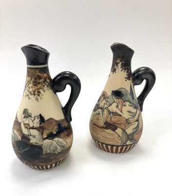 deux vases posés côte à côte sur une surface blanche