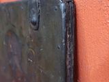 un petit objet métallique accroché à un mur