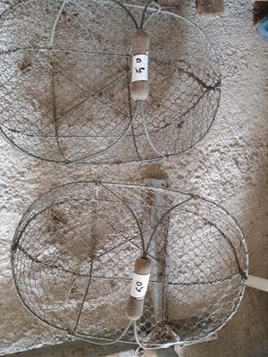 deux cages accrochées au mur l'une à côté de l'autre