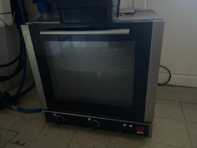 un petit téléviseur posé sur un comptoir
