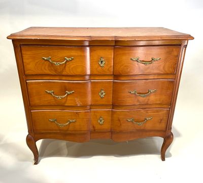 une photo d'une commode en bois comportant de nombreux tiroirs