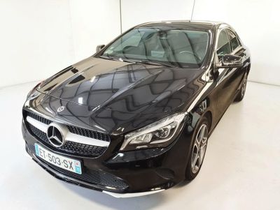 La Mercedes CLA est garée dans une pièce blanche au sol blanc.