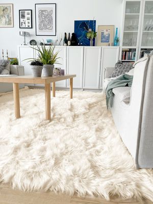 un tapis blanc posé au sol dans un salon