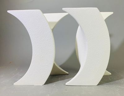 deux vases blancs posés l'un à côté de l'autre sur une table