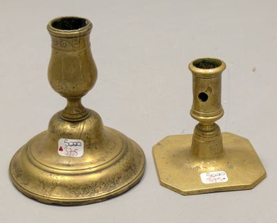 paire de chandeliers anciens en laiton sur fond blanc