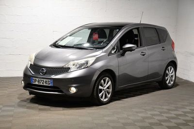 La petite voiture est garée dans une grande pièce au sol carrelé.