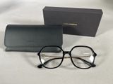 Les verres sont à côté de la boîte, sur la table.