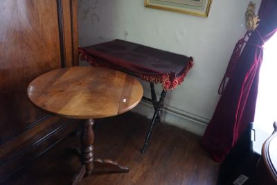 une petite table et une chaise dans un coin de la pièce