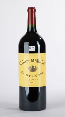 la bouteille de vin est posée sur la table à côté du verre