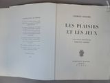 un livre ouvert posé sur une table à côté d'une tasse de café