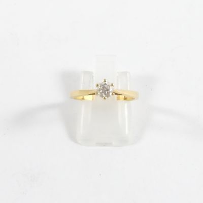 Gros plan sur une bague en or ornée d'un diamant