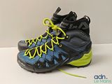un gros plan sur une paire de chaussures de randonnée avec des lacets jaunes