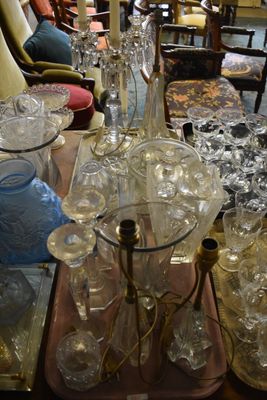 une table sur laquelle sont disposés de nombreux verres