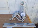 un tas de tuyaux métalliques posés sur une table, avec une étiquette de prix