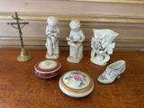 une petite collection de figurines en porcelaine posées sur une table