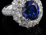 bague en saphir bleu et diamant sur fond noir