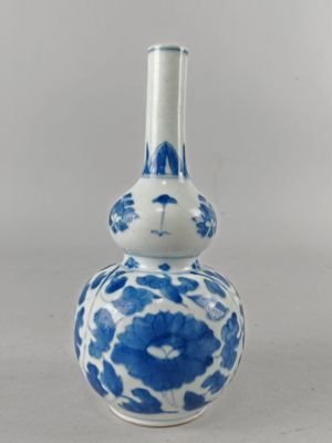 un vase bleu et blanc posé sur une table