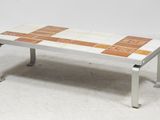 une photo d'une table basse avec un plateau carrelé