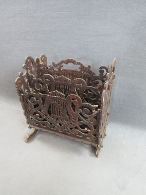 un petit porte-revues en métal orné de motifs décoratifs