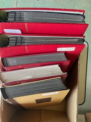 beaucoup de dossiers dans une boîte posée sur la table