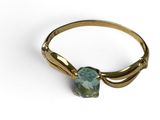 l'image d'une bague en or ornée d'une pierre bleue