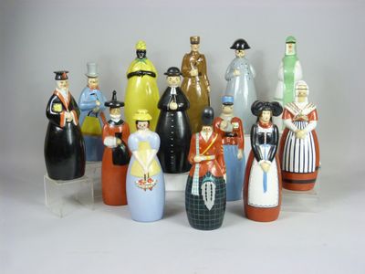 de nombreuses figurines représentant des personnes, de différentes couleurs et tailles