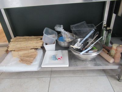 Lot de 5 COUTEAUX de fromager dont :
