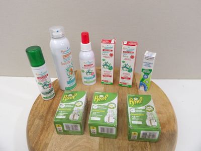 de nombreux types de dentifrices posés sur une planche en bois