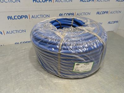 un rouleau de fil bleu emballé dans du plastique posé sur une table