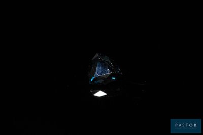 une image d'un diamant dans l'obscurité, éclairé par une lumière