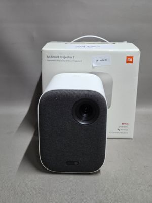 une image représentant une enceinte blanche et noire posée à côté d'une boîte